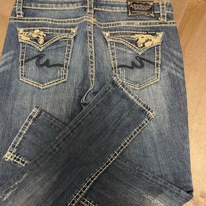An inane skinny jeans
